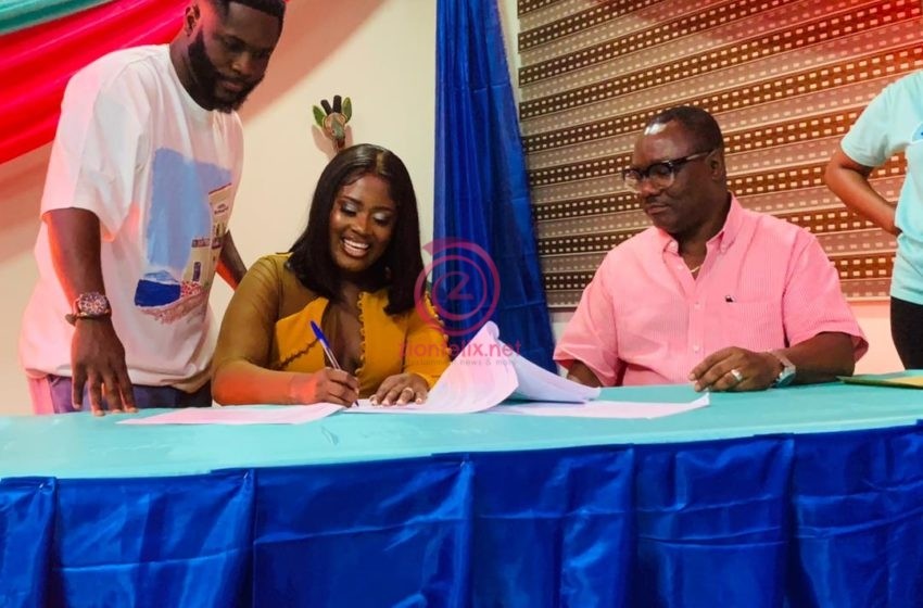  Fella Makafui Signs Lead Role Contract In Upcoming Ivan Quarshigah Series (Video)
