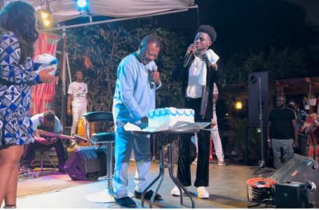 Kuami Eugene Moves Legendary A.B Crentsil To Tears As He Gifts Him Cash, TV, And Phone At An Event – Watch Video