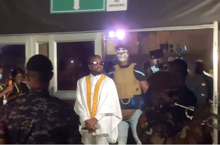  Samini Surprises Fans At His Experience Concert As He Adopts A Totally Different Entry Approach – Watch Video