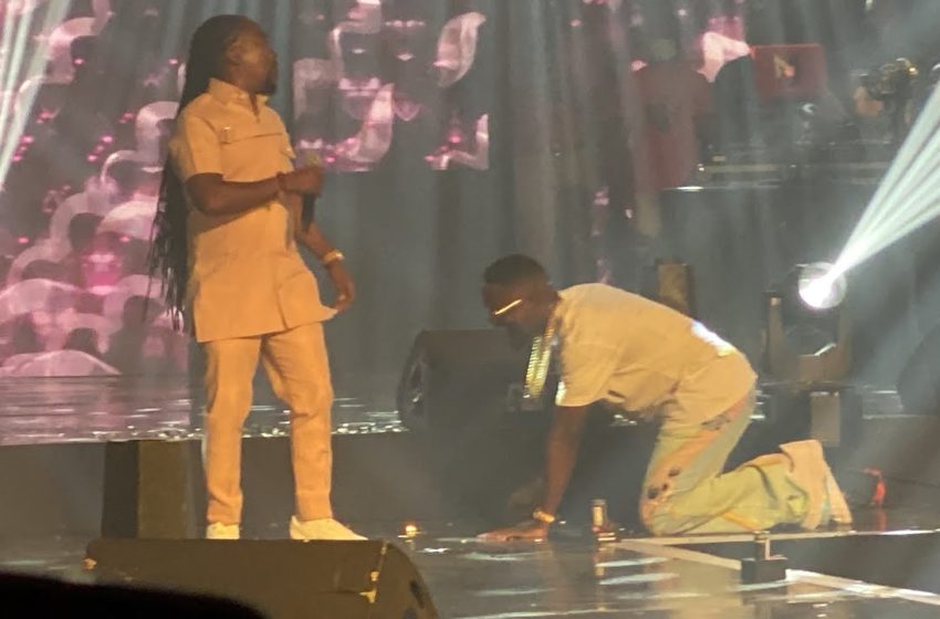  VIDEO: Humbling Moment Sarkodie Knelt Down Before Obrafour As He Made Surprise Appearance At 2021 Rapperholic Concert