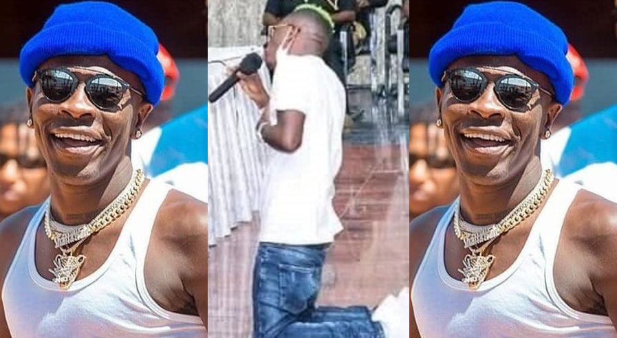 Shatta Wale Goes Down On His Knees During A Live Radio Program And Begs After He Arrived Late For An Interview