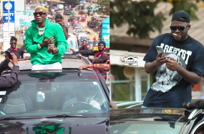  Hundreds Of People Line Up By The Roadside To Welcome Shatta Wale And Medikal As They Storm Kumasi Ahead Of Their Mega Taabea Taacum Concert – Watch Video